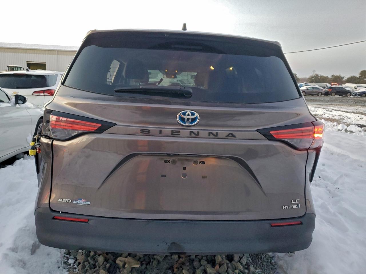2021 TOYOTA SIENNA LE photo 6