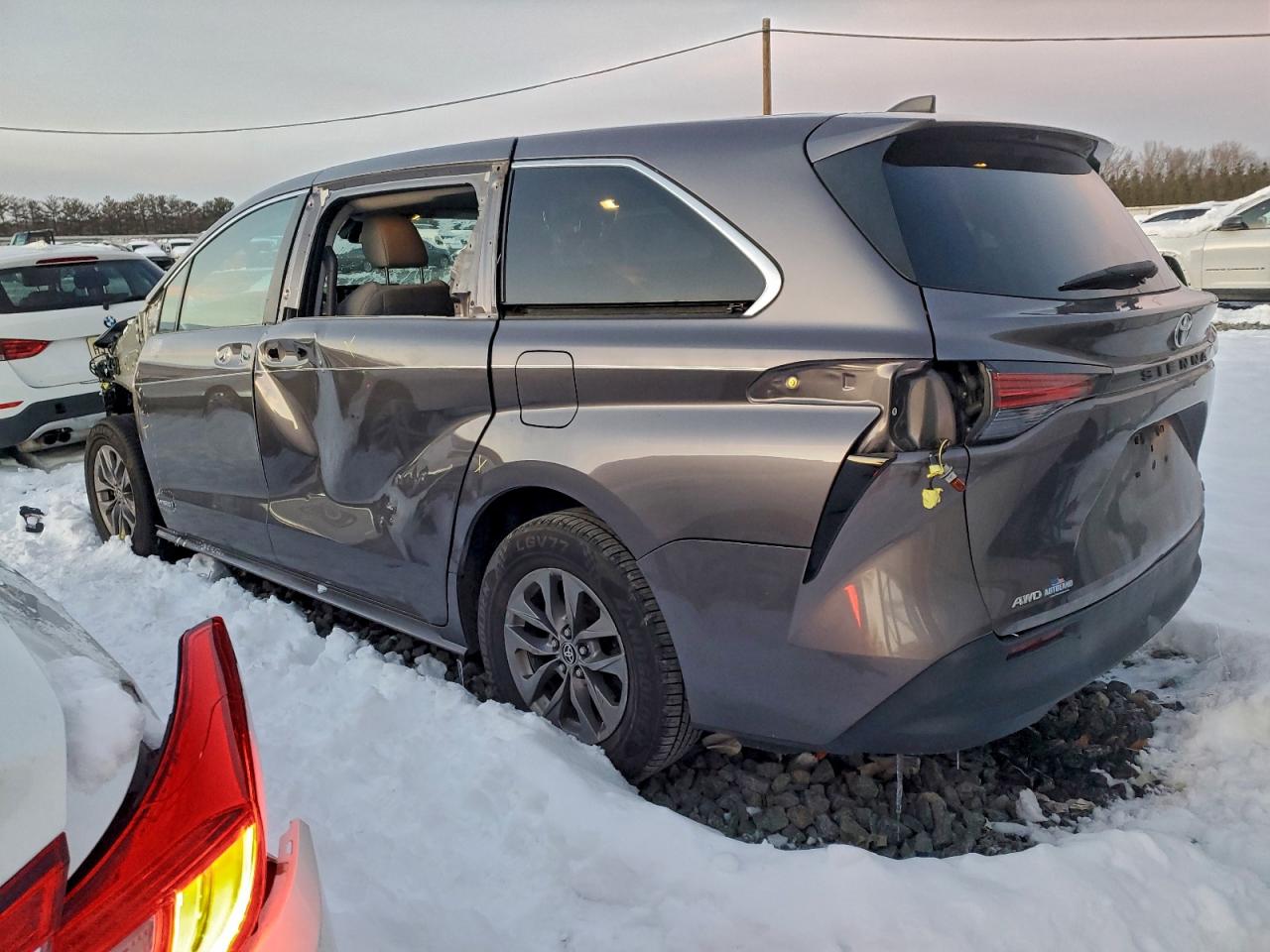 2021 TOYOTA SIENNA LE photo 2