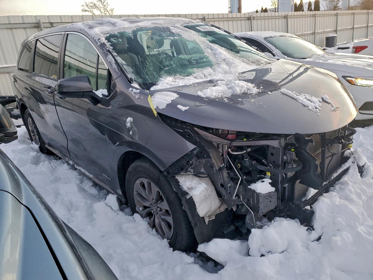 2021 TOYOTA SIENNA LE photo 4