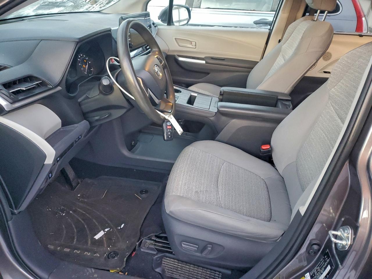 2021 TOYOTA SIENNA LE photo 7