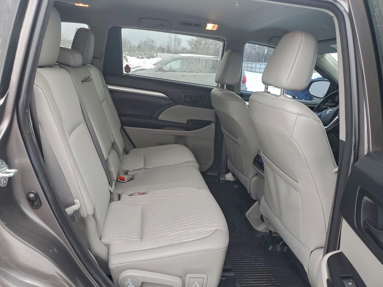 2018 TOYOTA HIGHLANDER LE photo 11