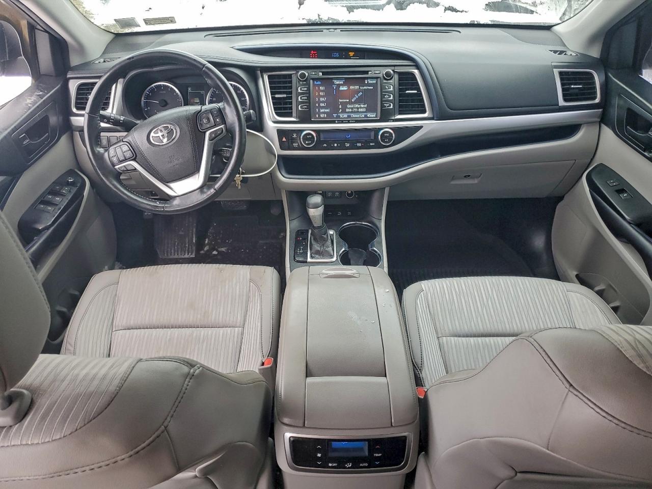 2018 TOYOTA HIGHLANDER LE photo 8