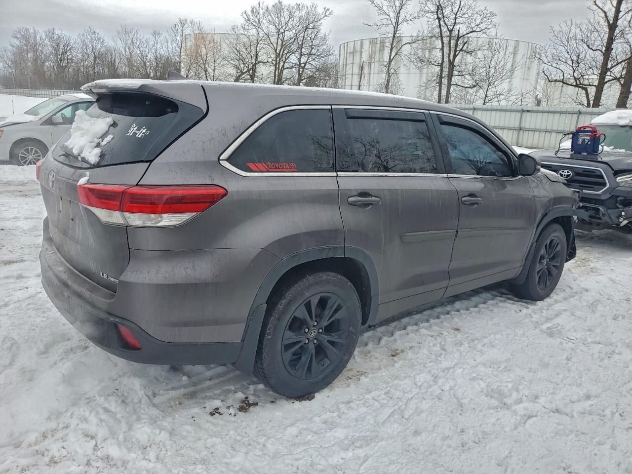 2018 TOYOTA HIGHLANDER LE photo 3