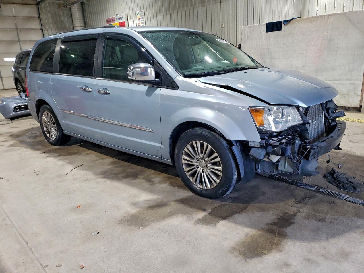 2013 CHRYSLER TOWN & COUNTRY TOURING L photo 4