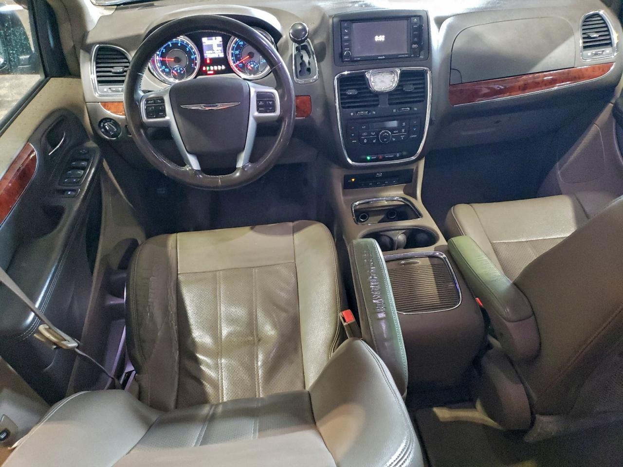 2013 CHRYSLER TOWN & COUNTRY TOURING L photo 8