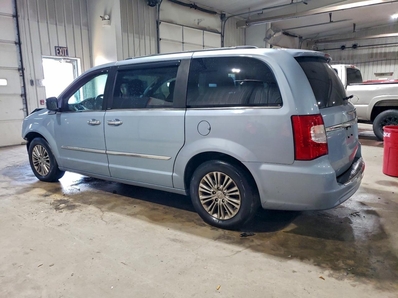 2013 CHRYSLER TOWN & COUNTRY TOURING L photo 2