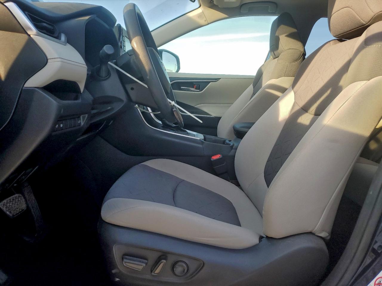 2019 TOYOTA RAV4 XLE photo 19