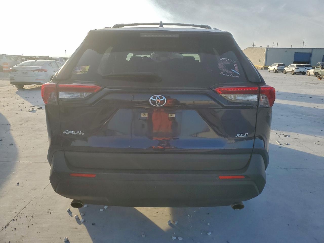2019 TOYOTA RAV4 XLE photo 16