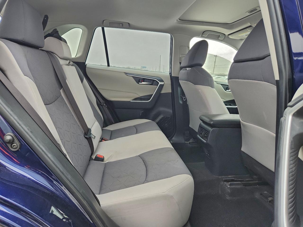 2019 TOYOTA RAV4 XLE photo 31