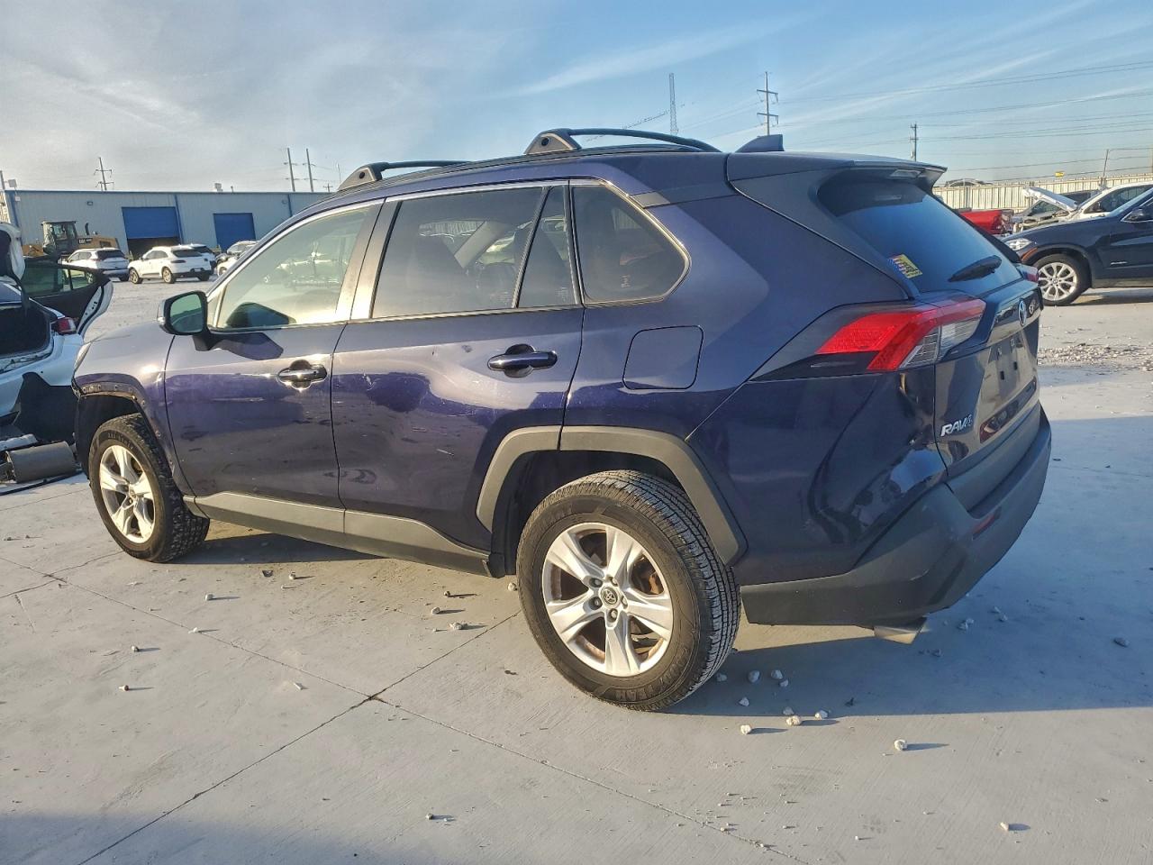 2019 TOYOTA RAV4 XLE photo 4