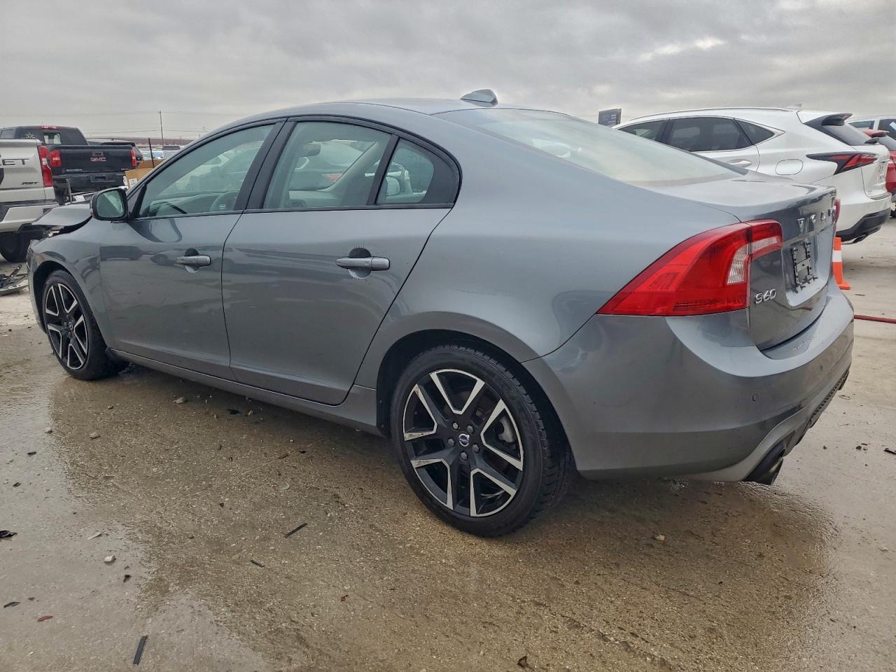 2017 VOLVO S60 photo 2