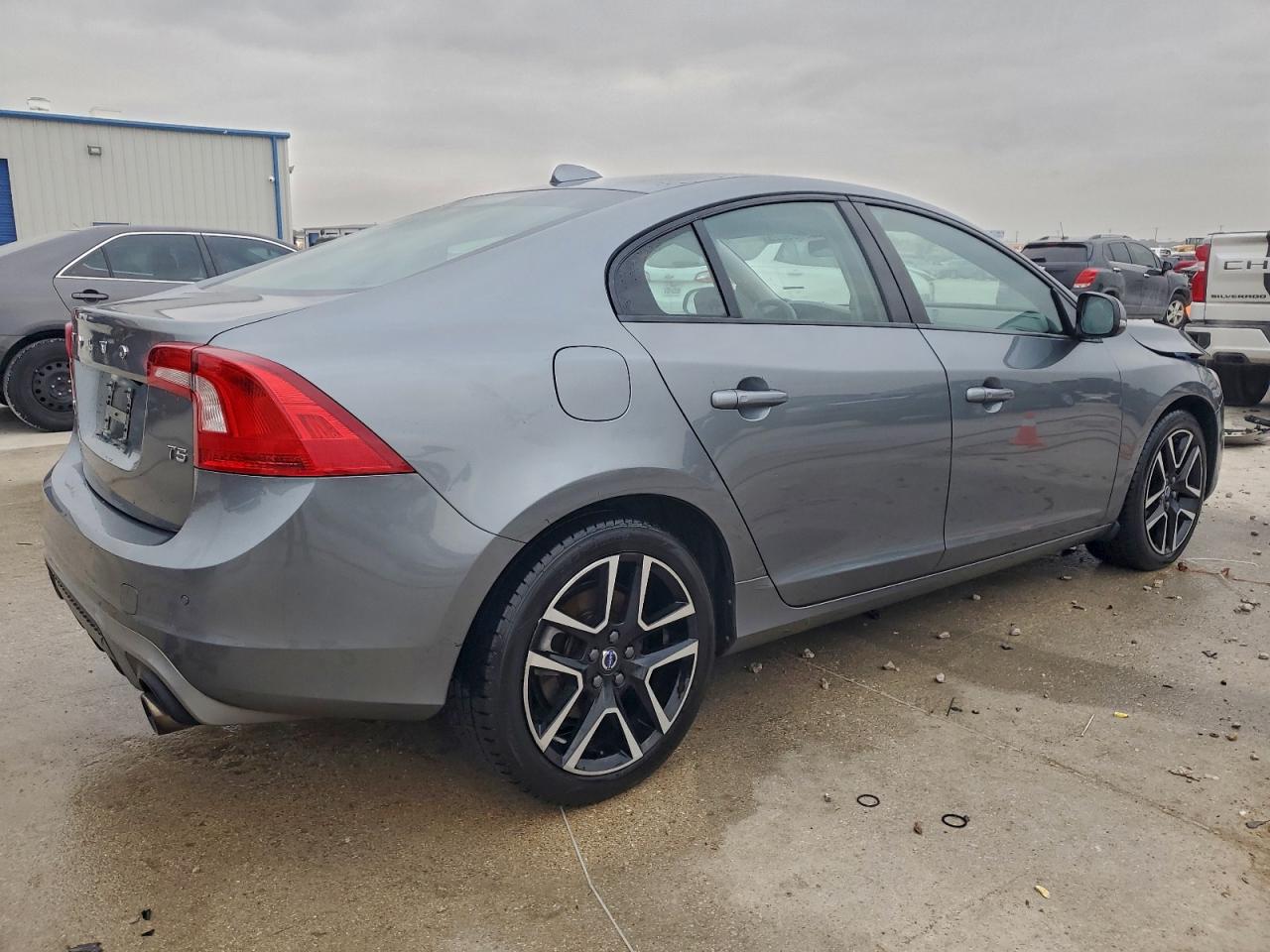 2017 VOLVO S60 photo 3