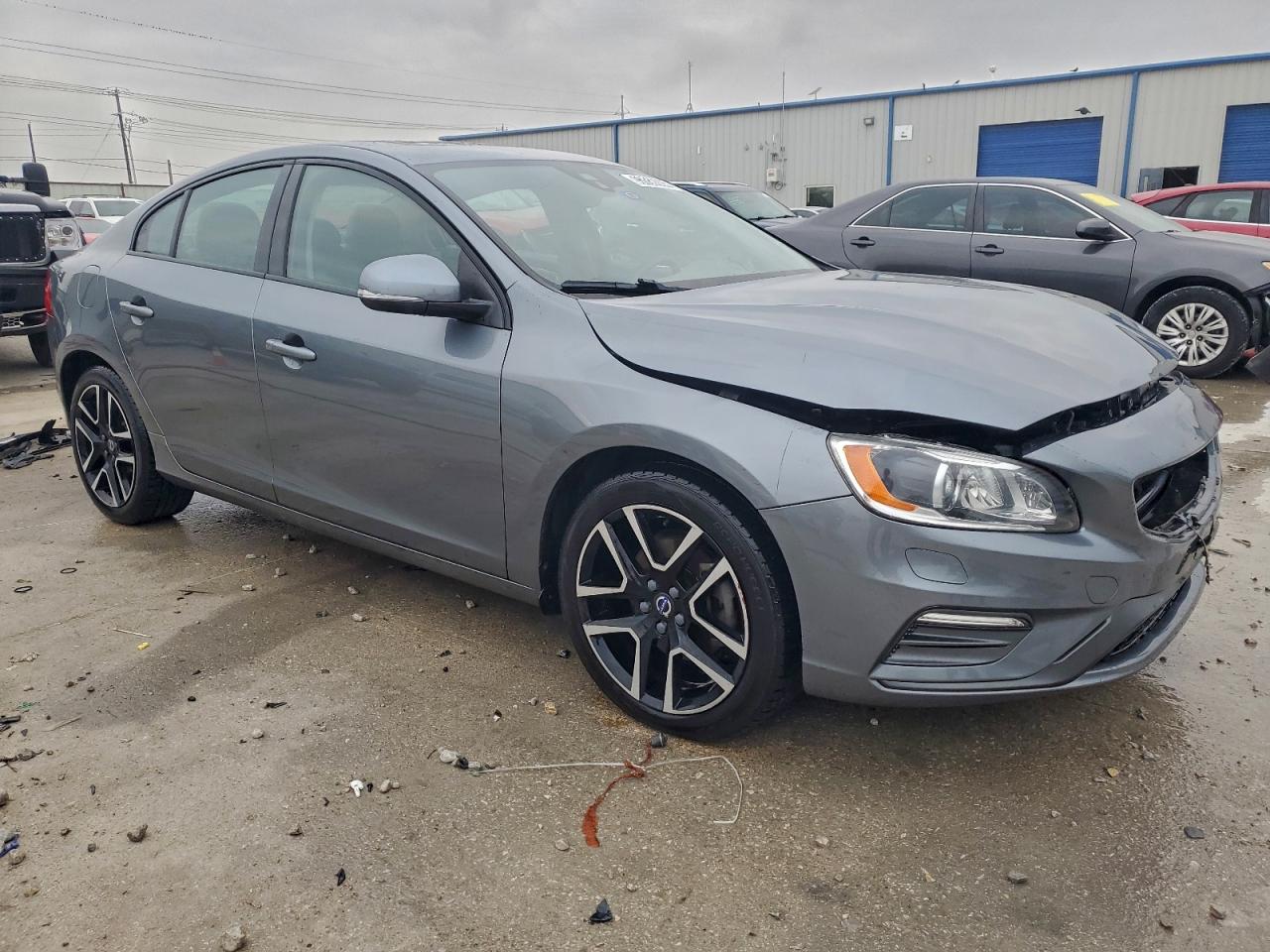2017 VOLVO S60 photo 4
