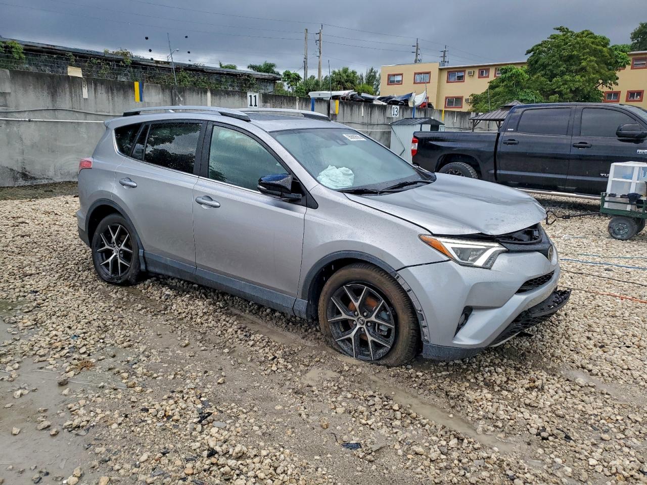 2017 TOYOTA RAV4 SE photo 4