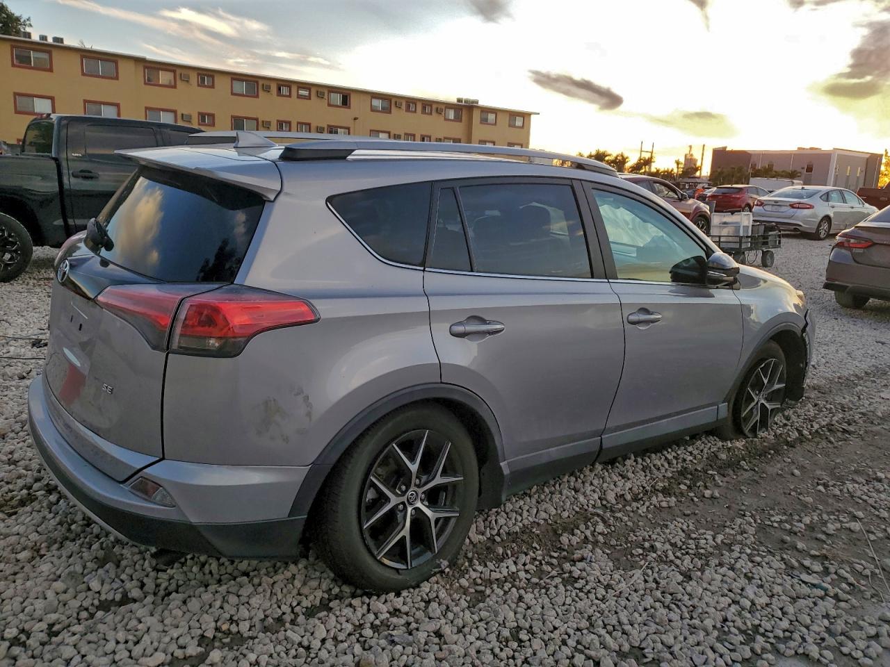 2017 TOYOTA RAV4 SE photo 3