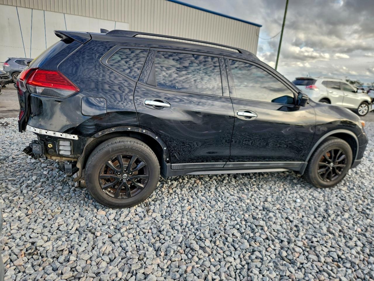 2017 NISSAN ROGUE SV photo 3