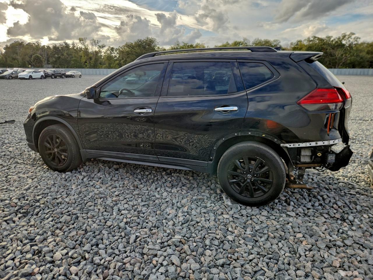 2017 NISSAN ROGUE SV photo 2