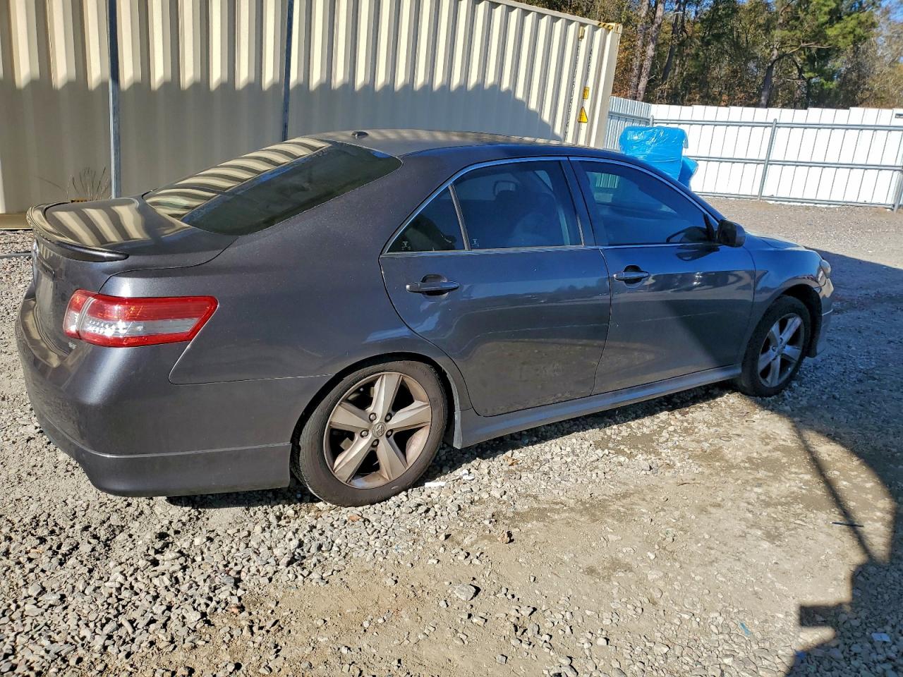 2010 TOYOTA CAMRY SE photo 3