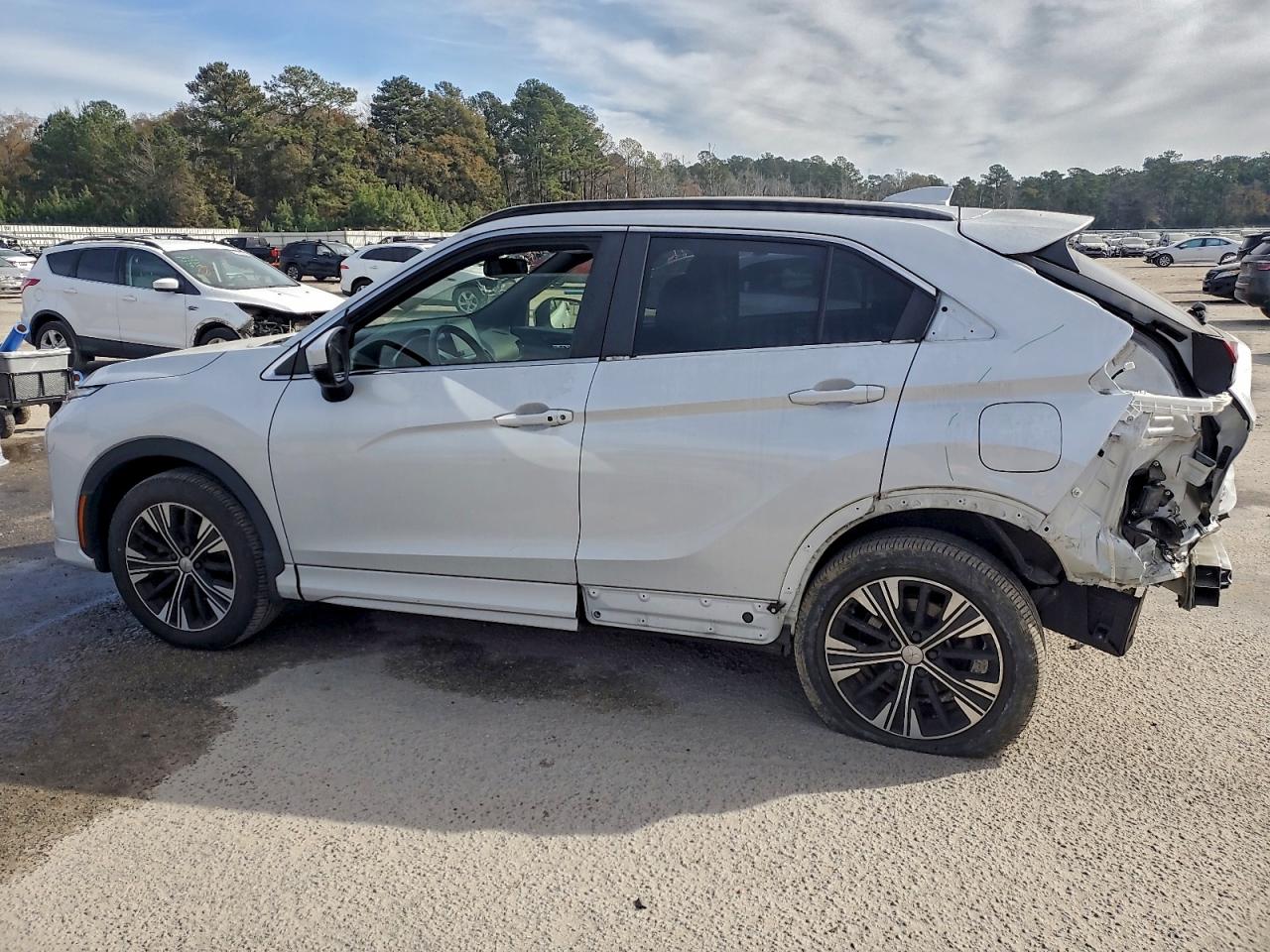 2022 MITSUBISHI ECLIPSE CROSS SE photo 2