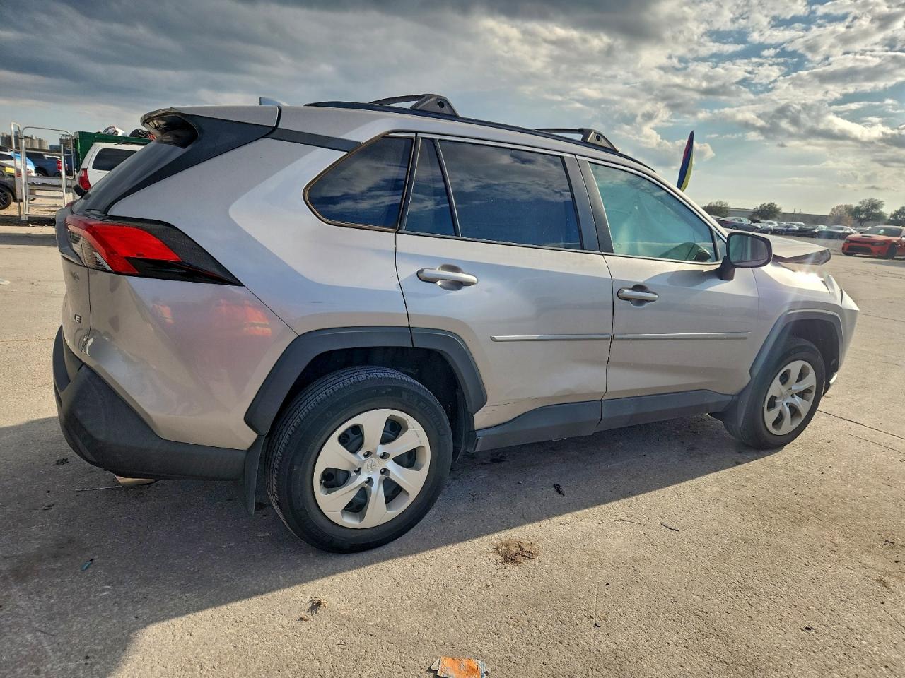 2021 TOYOTA RAV4 LE photo 5