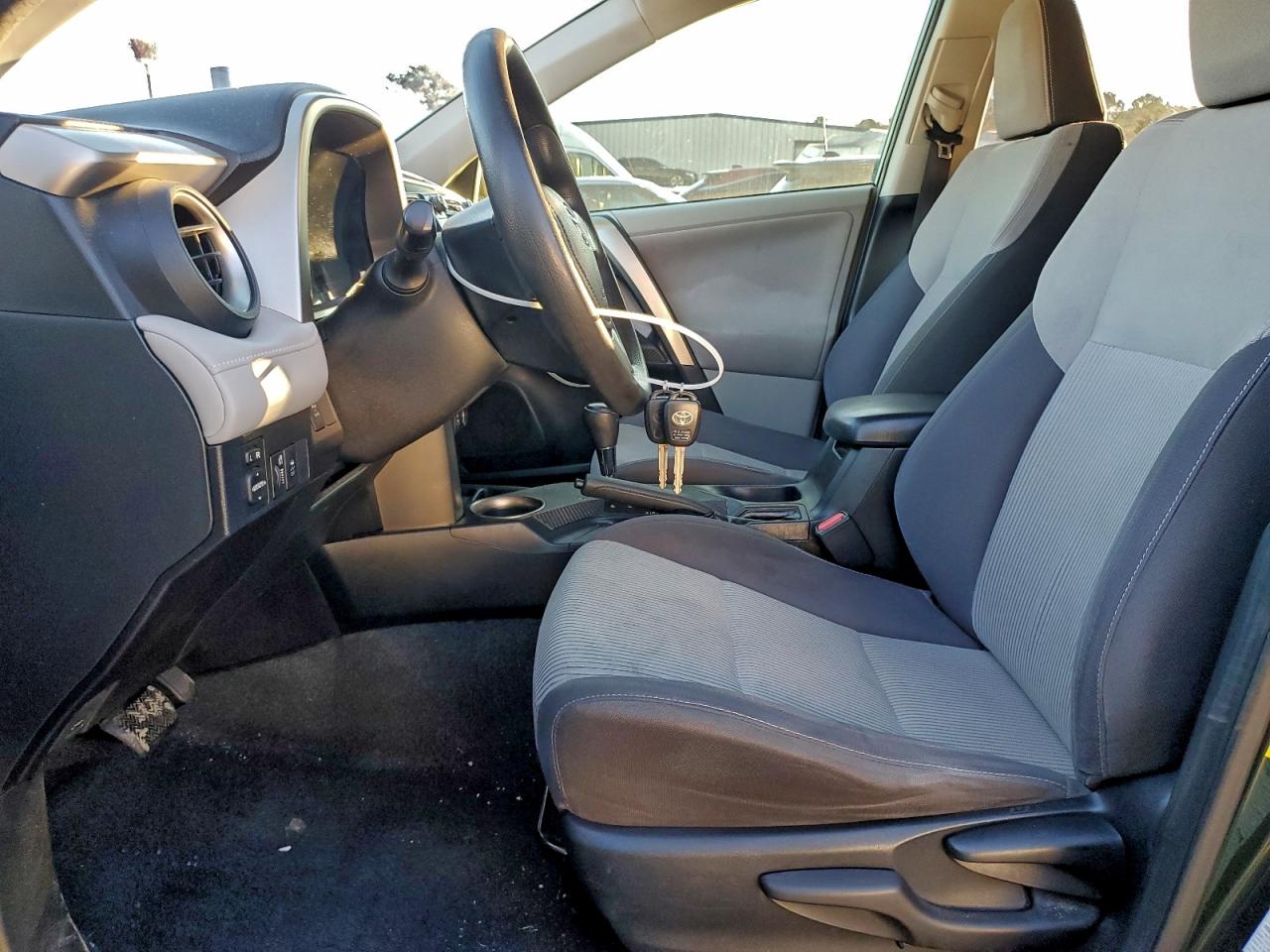 2013 TOYOTA RAV4 XLE photo 7