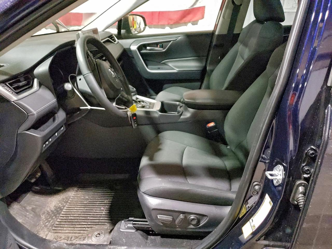 2025 TOYOTA RAV4 XLE photo 7