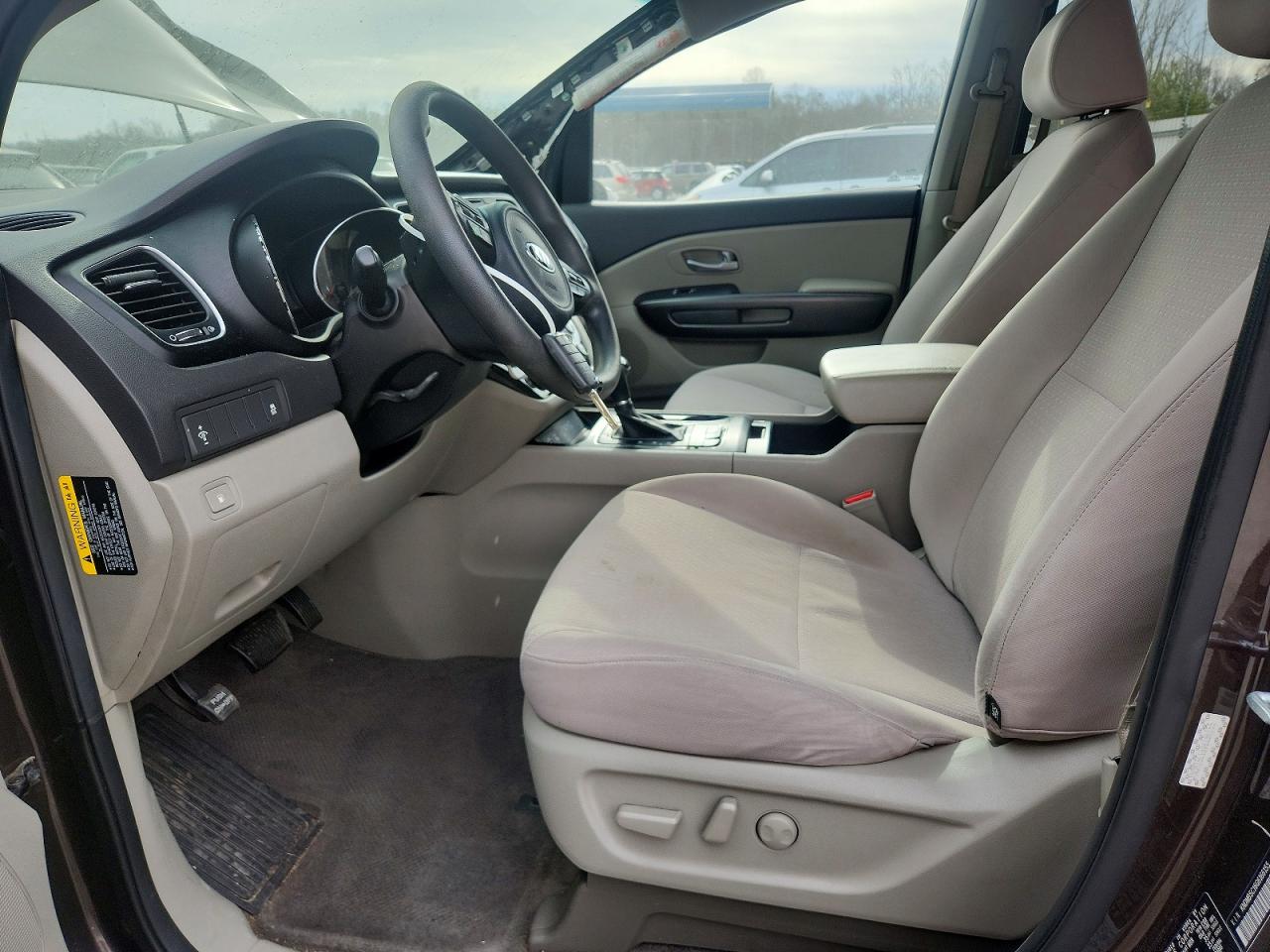 2016 KIA SEDONA LX photo 13