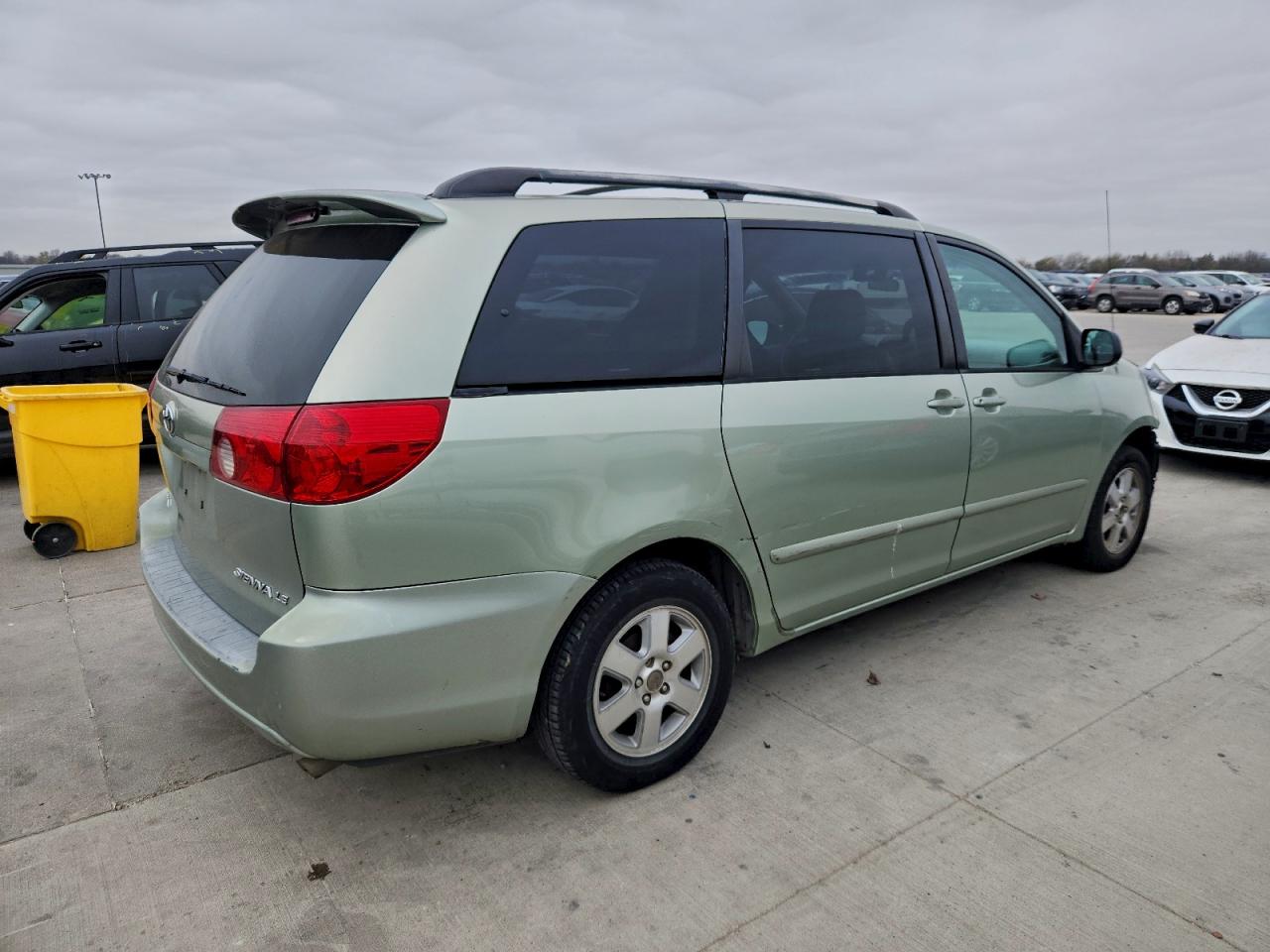 2006 TOYOTA SIENNA CE photo 7