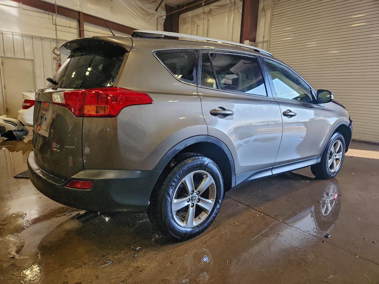 2015 TOYOTA RAV4 XLE photo 3