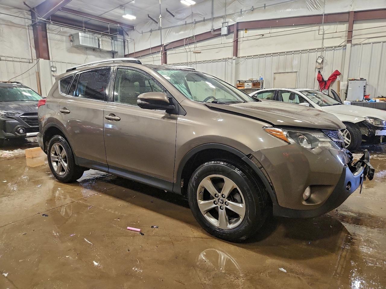 2015 TOYOTA RAV4 XLE photo 4