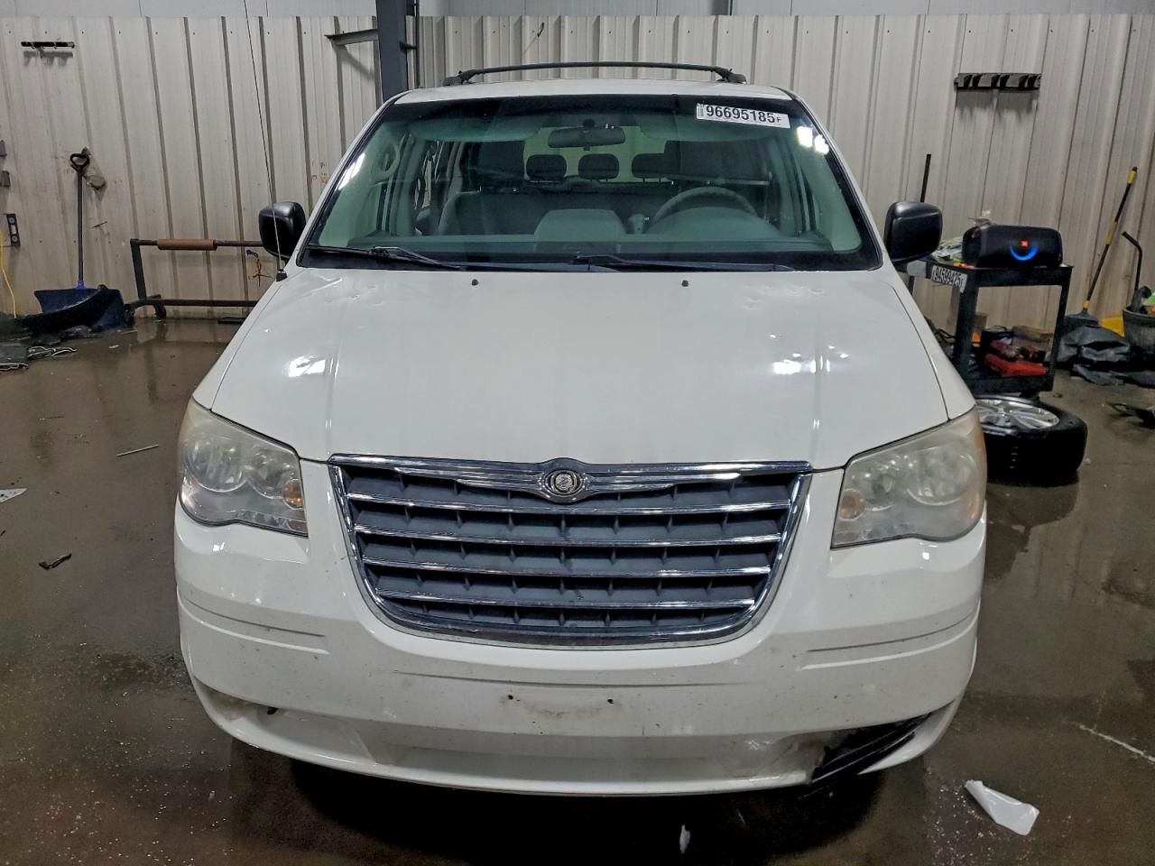 2010 CHRYSLER TOWN & COUNTRY LX photo 9