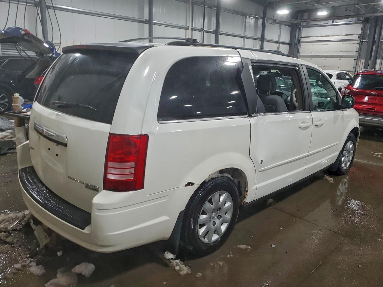 2010 CHRYSLER TOWN & COUNTRY LX photo 5