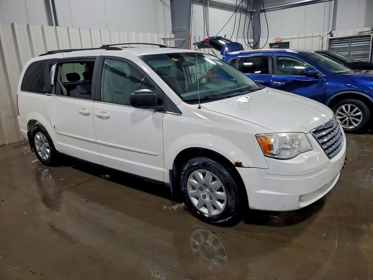 2010 CHRYSLER TOWN & COUNTRY LX photo 7