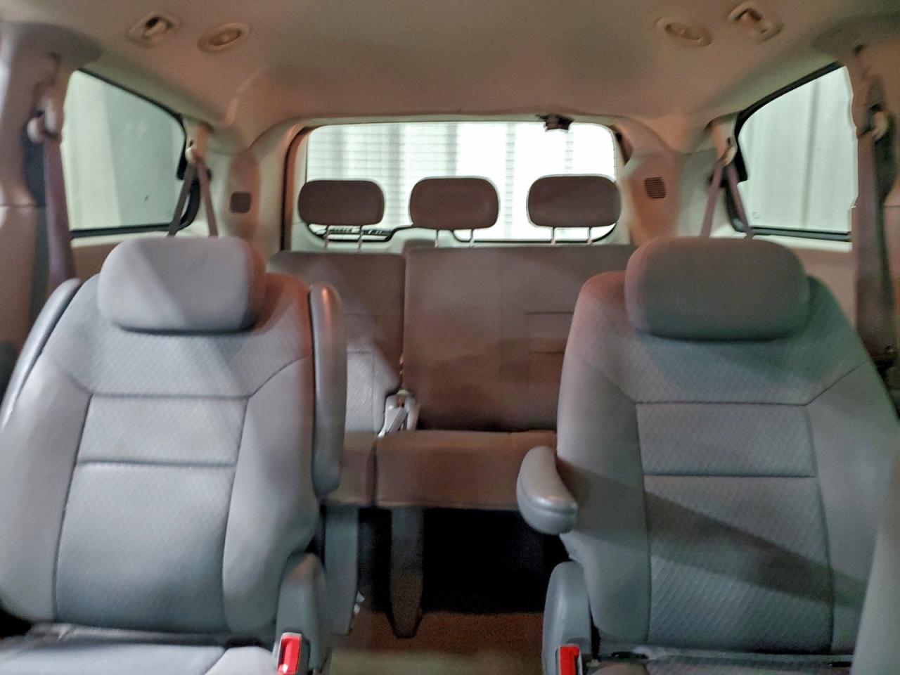 2010 CHRYSLER TOWN & COUNTRY LX photo 19