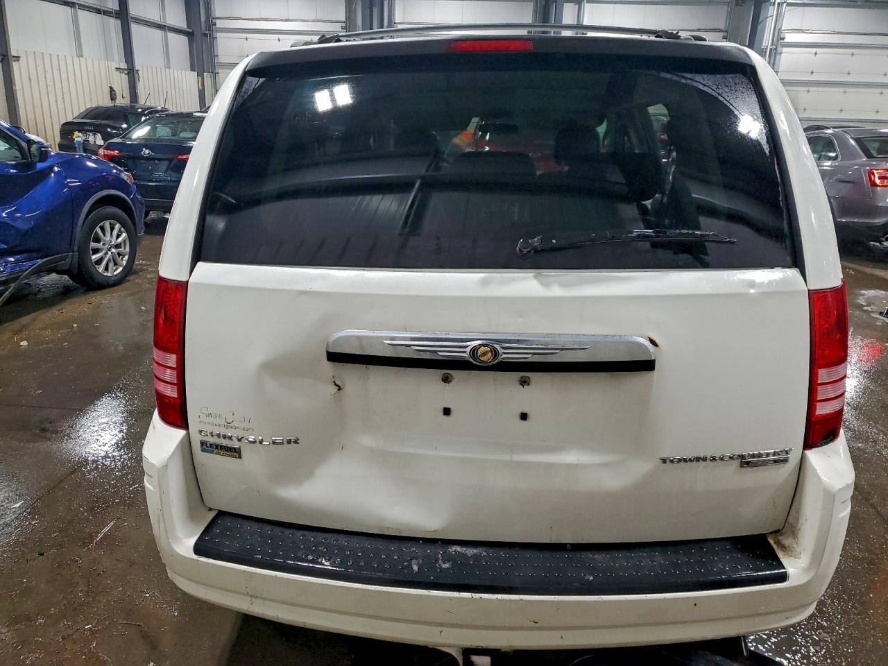 2010 CHRYSLER TOWN & COUNTRY LX photo 11