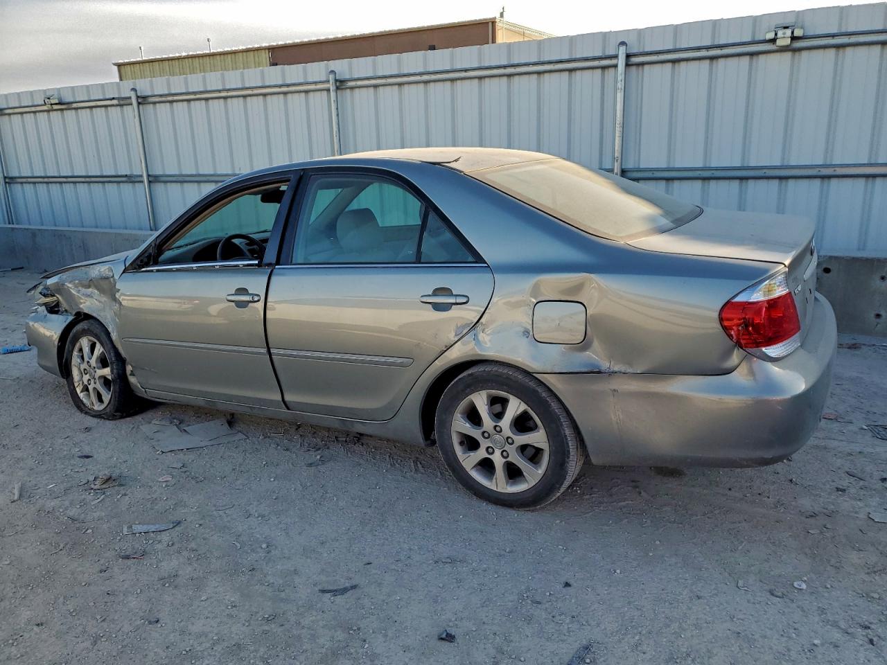 2005 TOYOTA CAMRY LE photo 2