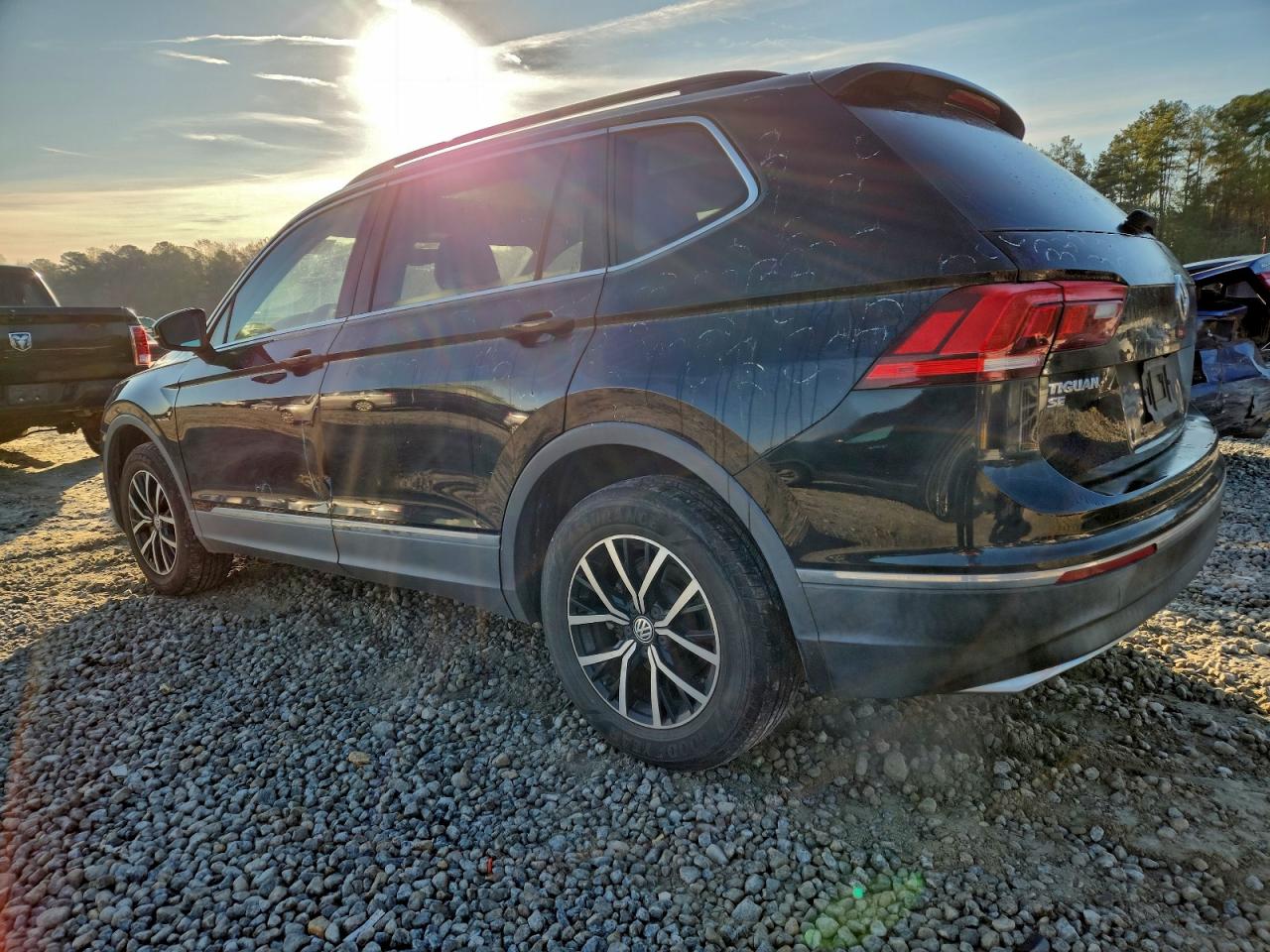 2021 VOLKSWAGEN TIGUAN SE photo 2
