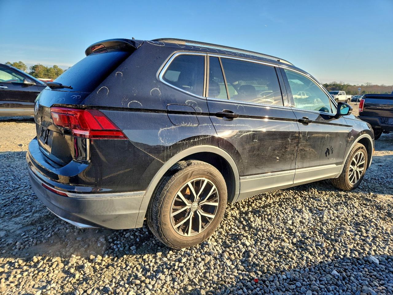 2021 VOLKSWAGEN TIGUAN SE photo 3