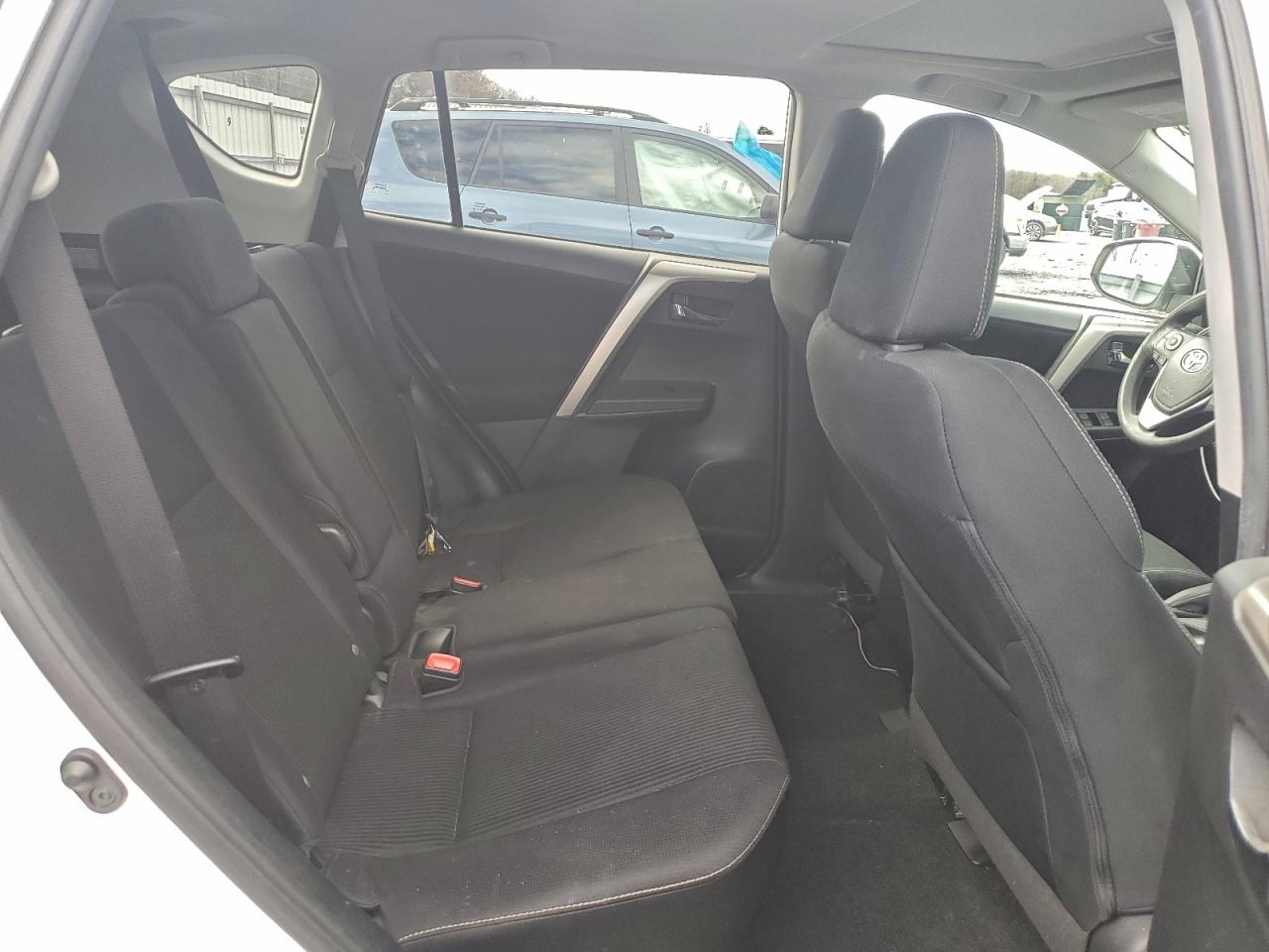 2015 TOYOTA RAV4 XLE photo 11