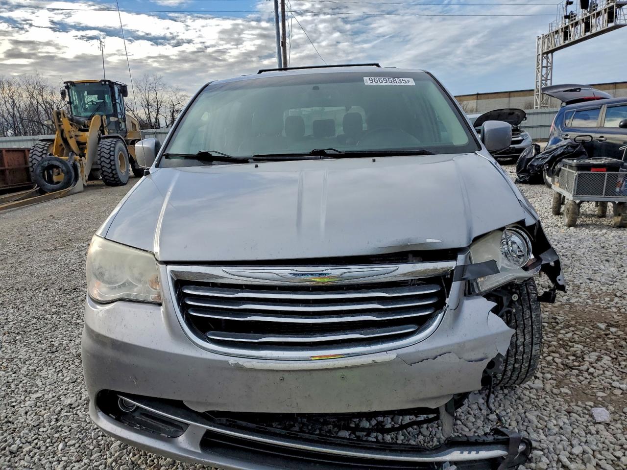 2013 CHRYSLER TOWN & COUNTRY TOURING photo 5