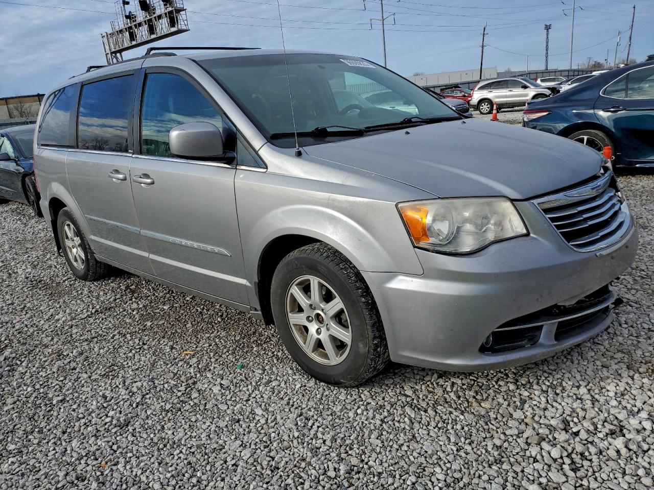 2013 CHRYSLER TOWN & COUNTRY TOURING photo 4