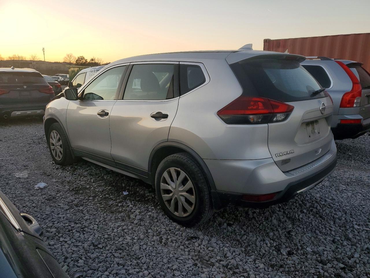 2018 NISSAN ROGUE S photo 2