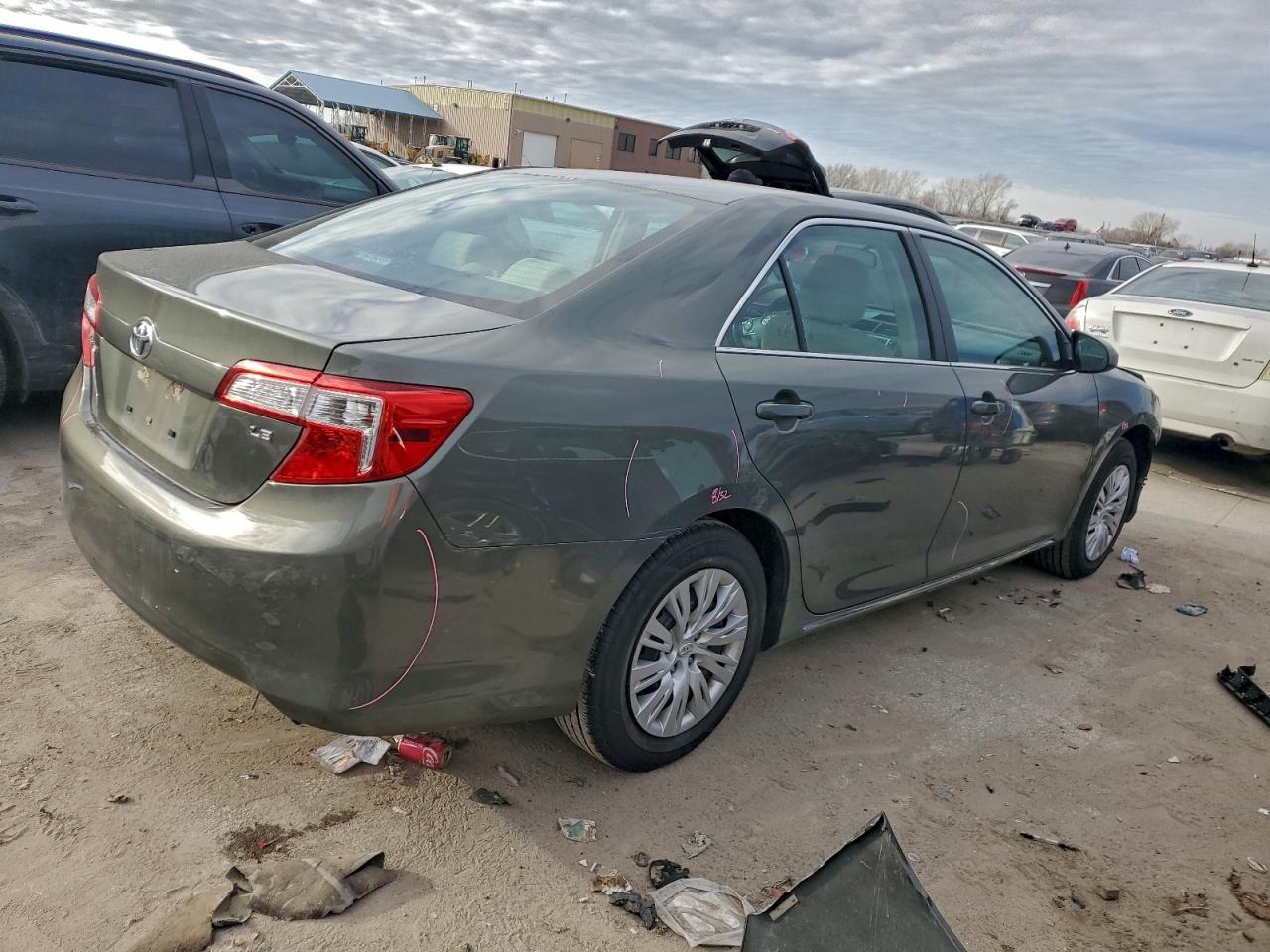 2014 TOYOTA CAMRY L photo 3