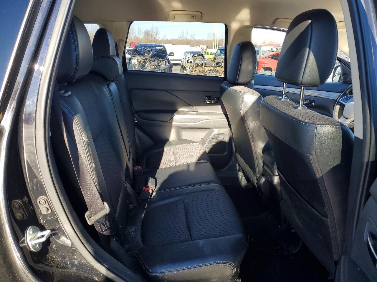 2015 MITSUBISHI OUTLANDER SE photo 11
