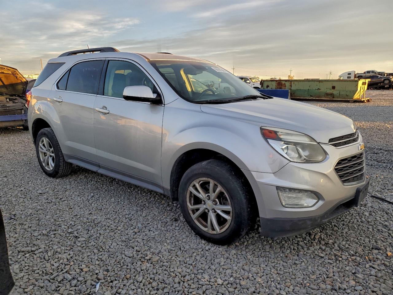 2017 CHEVROLET EQUINOX LT photo 4