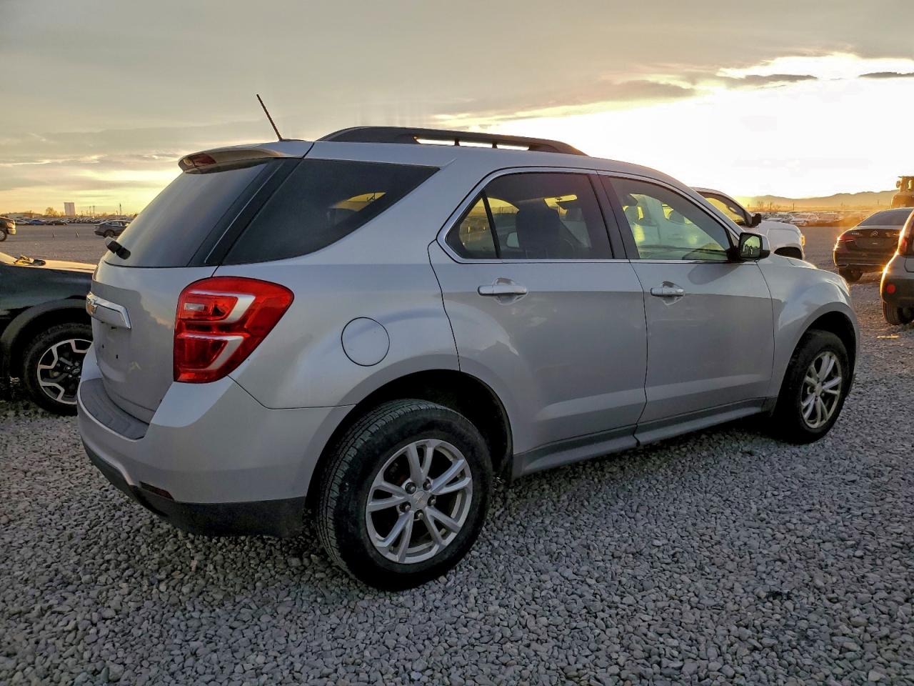 2017 CHEVROLET EQUINOX LT photo 3