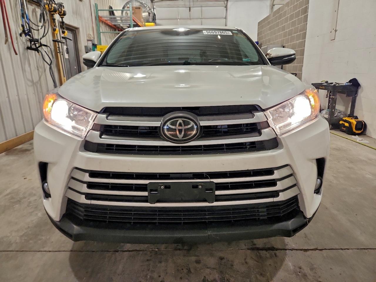 2019 TOYOTA HIGHLANDER LE photo 5