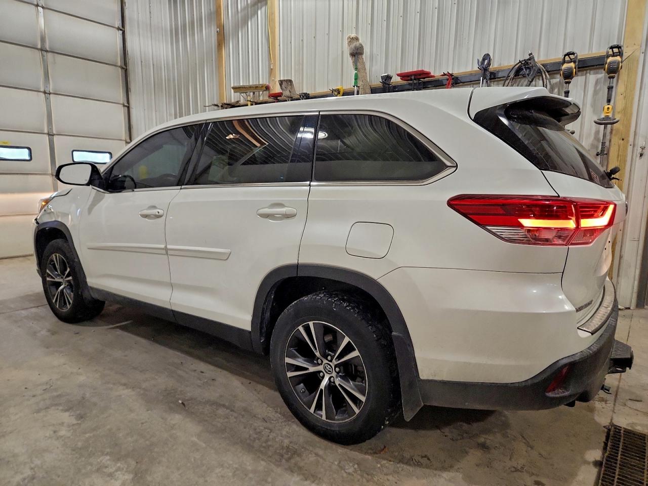 2019 TOYOTA HIGHLANDER LE photo 2