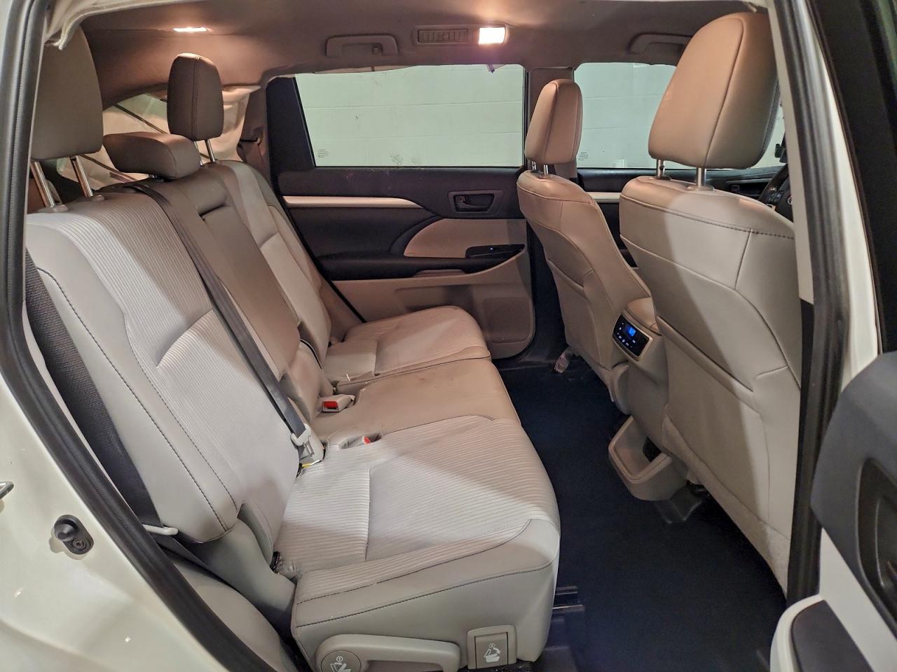 2019 TOYOTA HIGHLANDER LE photo 11