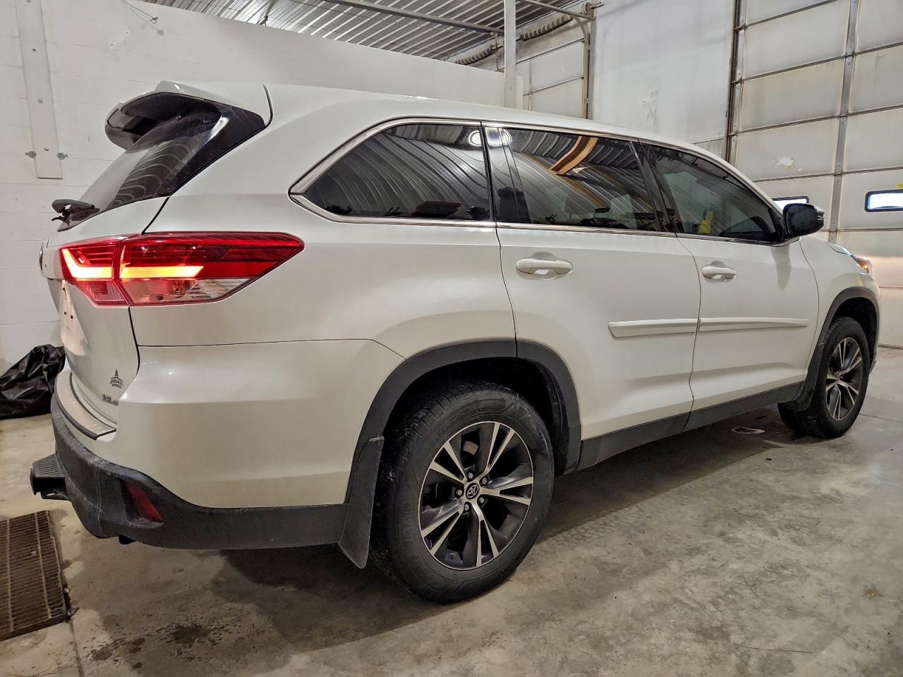 2019 TOYOTA HIGHLANDER LE photo 3